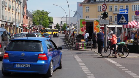 Der Kranoldplatz an einem Markttag. Wie immer reichlich Autoverkehr in der Kaiser-Wilhelm-Straße.